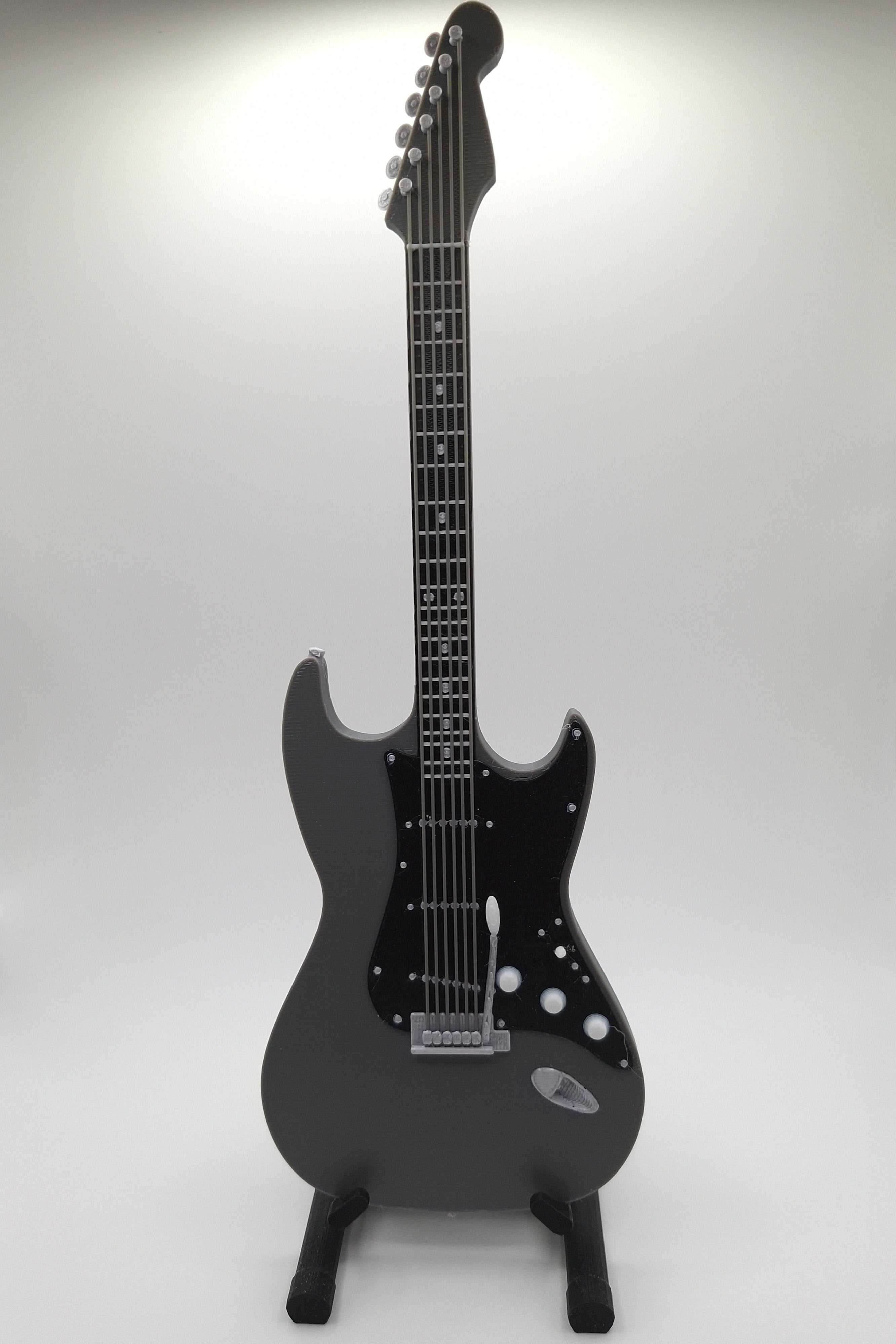 Miniatur E-Gitarre mit Gitarrenständer im Maßstab 1:6