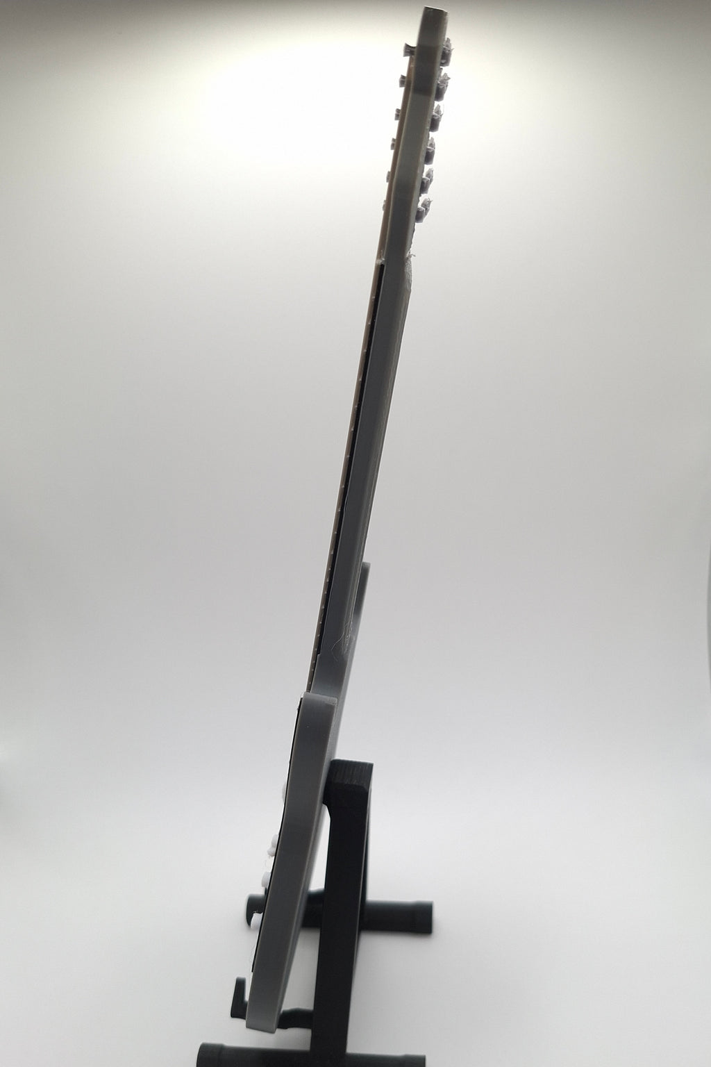 Miniatur E-Gitarre mit Gitarrenständer im Maßstab 1:6