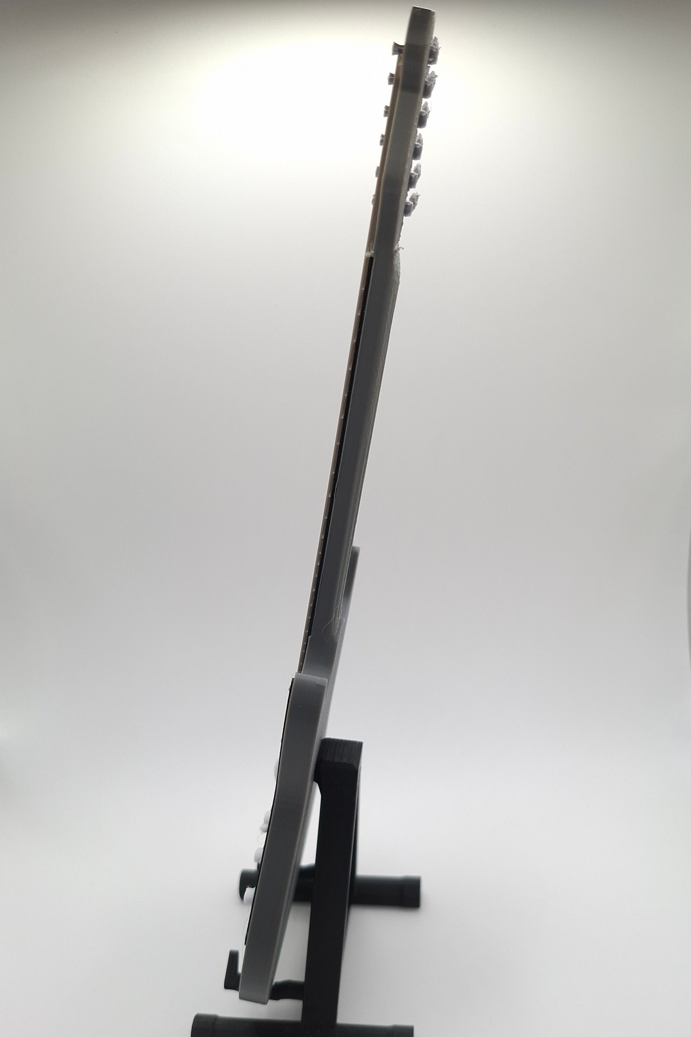 Miniatur E-Gitarre mit Gitarrenständer im Maßstab 1:6