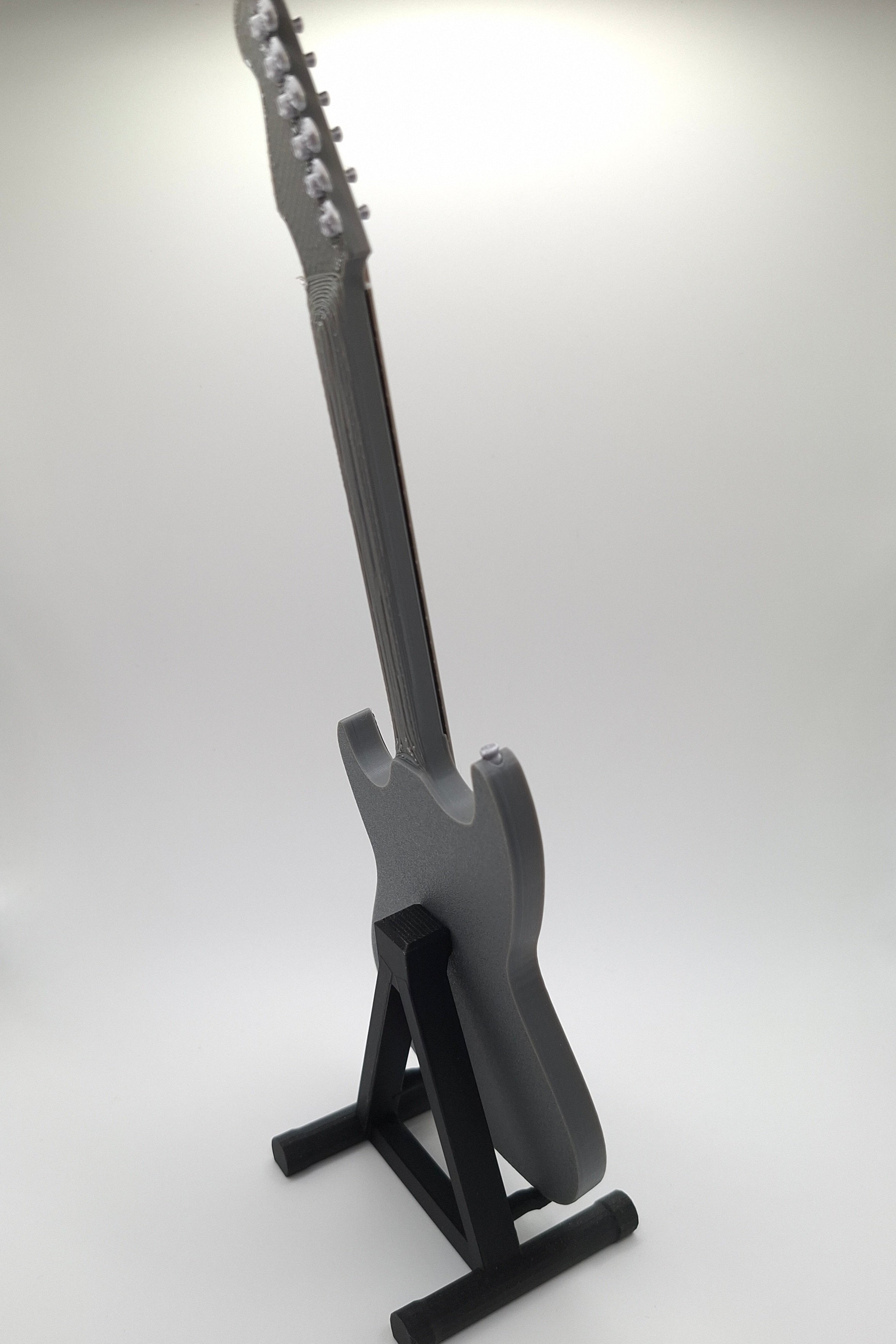 Miniatur E-Gitarre mit Gitarrenständer im Maßstab 1:6