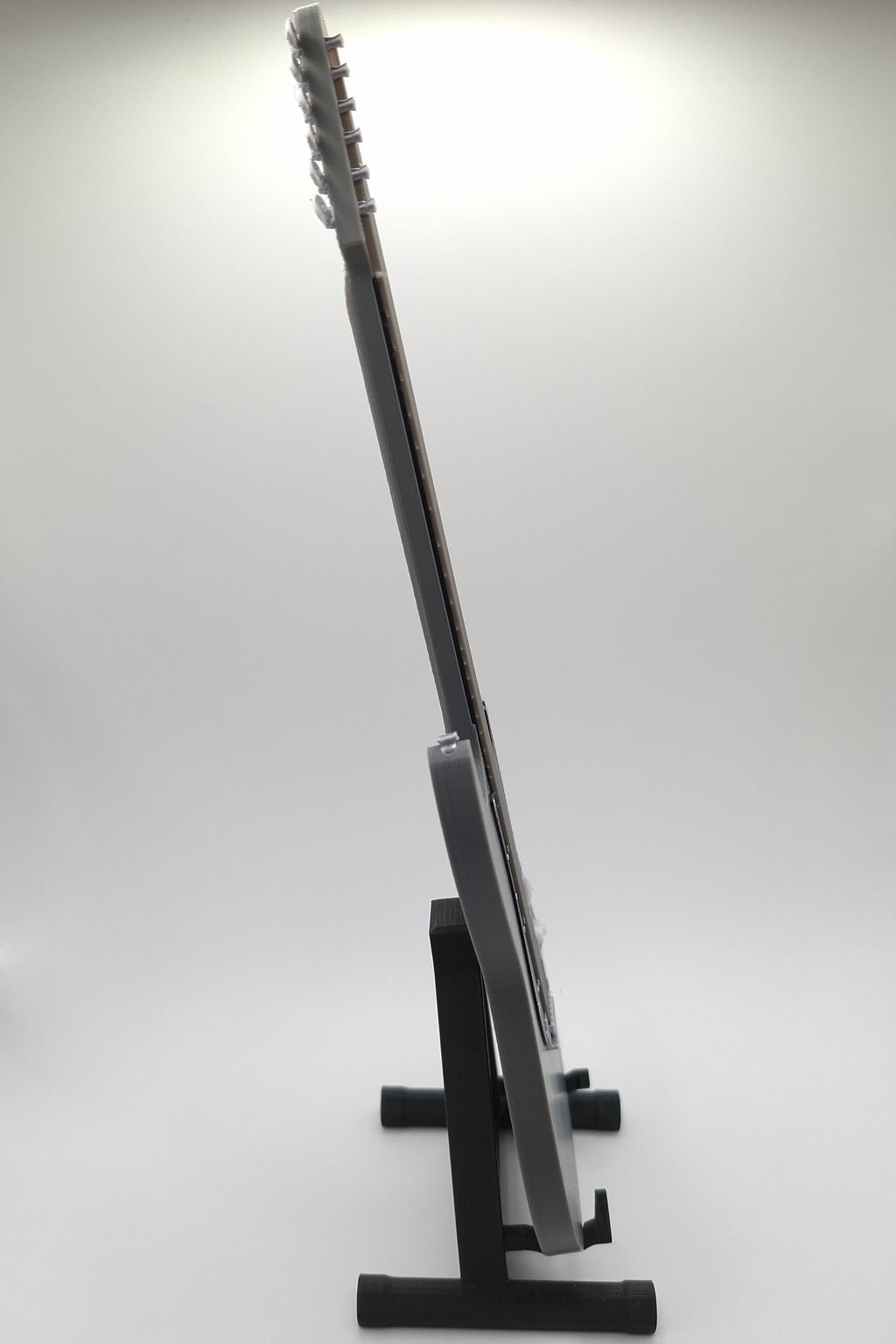 Miniatur E-Gitarre mit Gitarrenständer im Maßstab 1:6