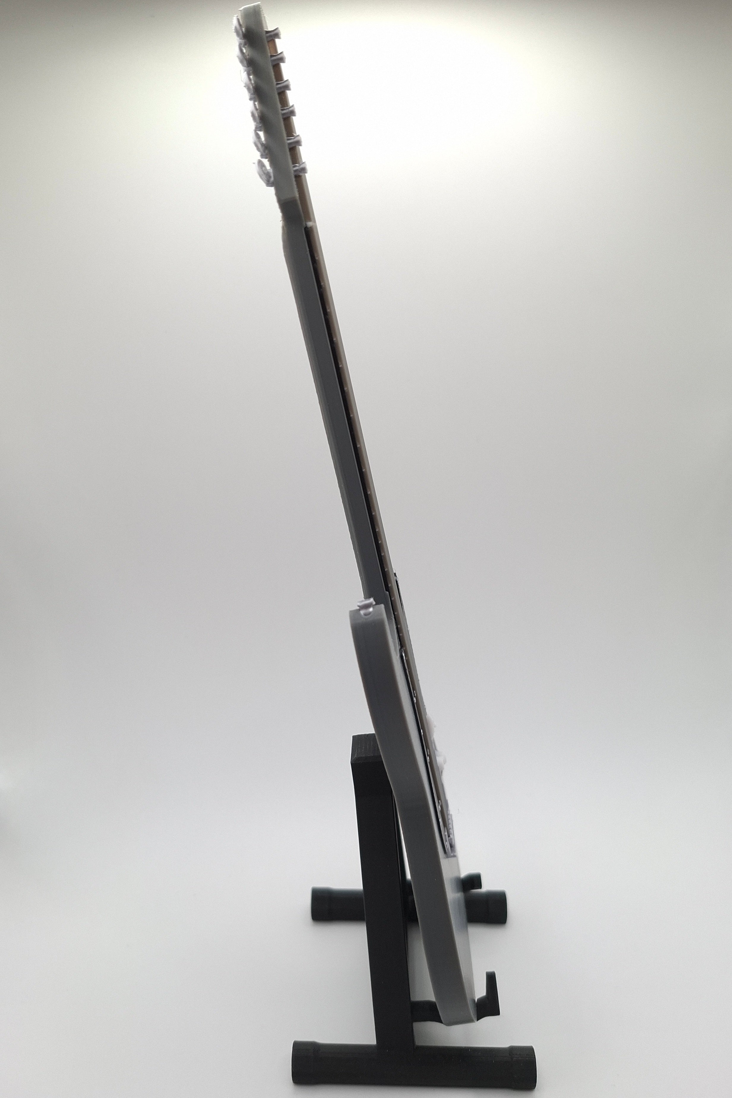 Miniatur E-Gitarre mit Gitarrenständer im Maßstab 1:6