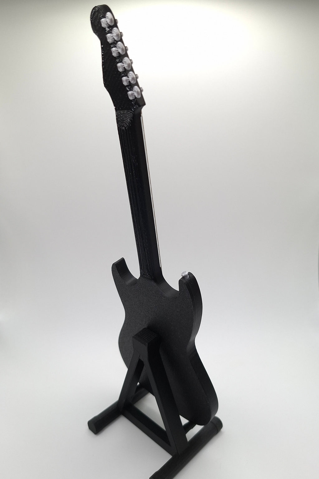 Miniatur E-Gitarre mit Gitarrenständer im Maßstab 1:6