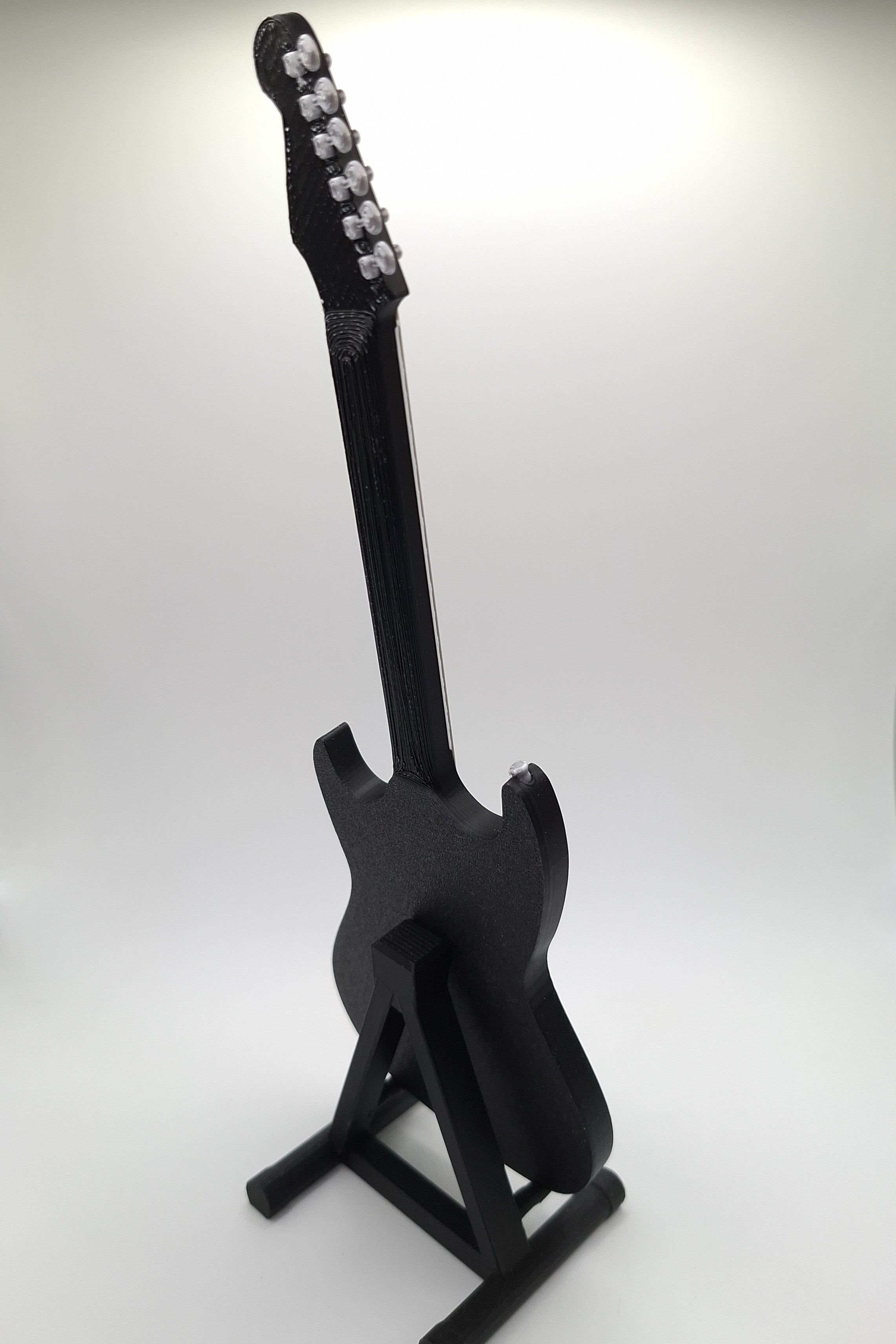 Miniatur E-Gitarre mit Gitarrenständer im Maßstab 1:6