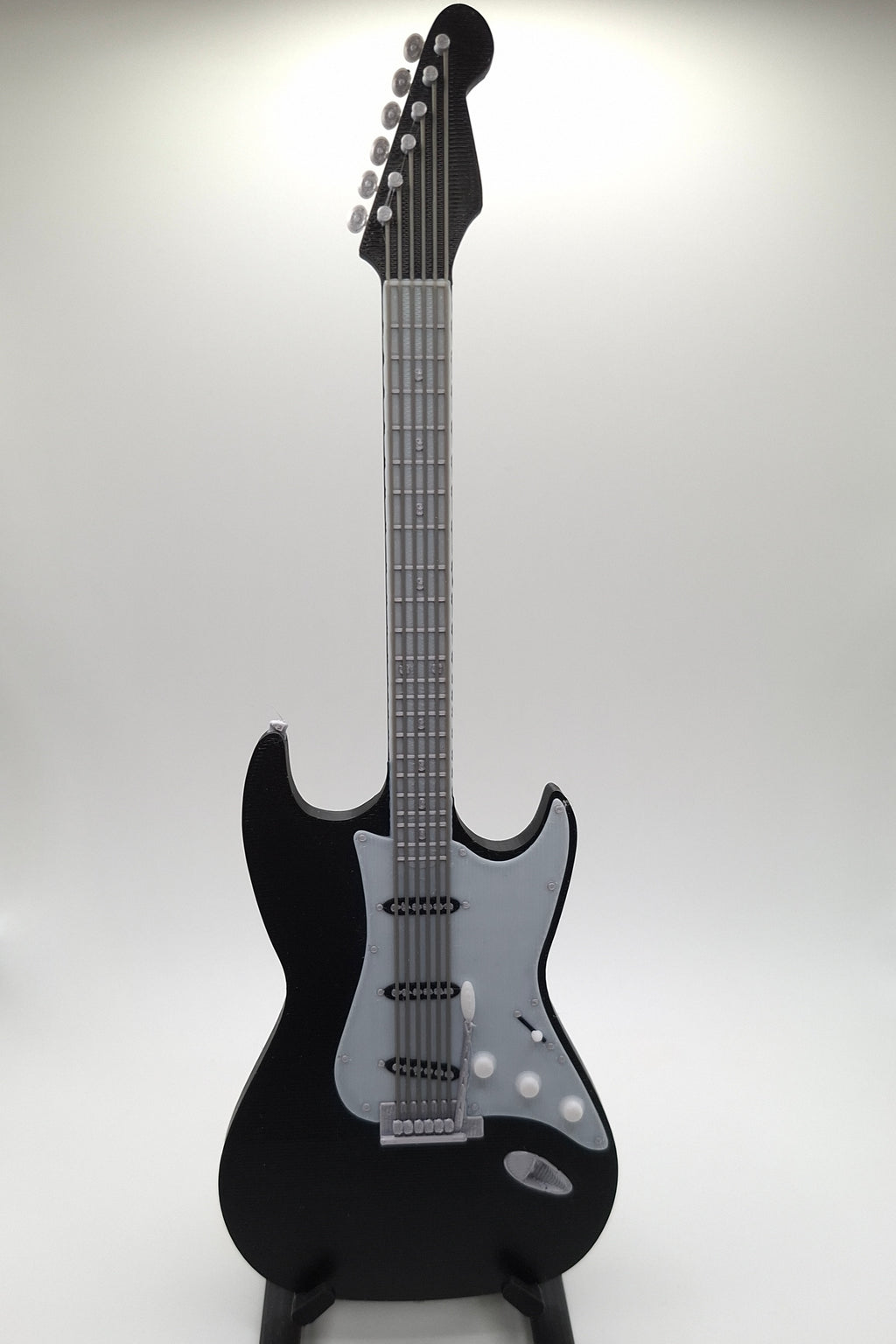 Miniatur E-Gitarre mit Gitarrenständer im Maßstab 1:6