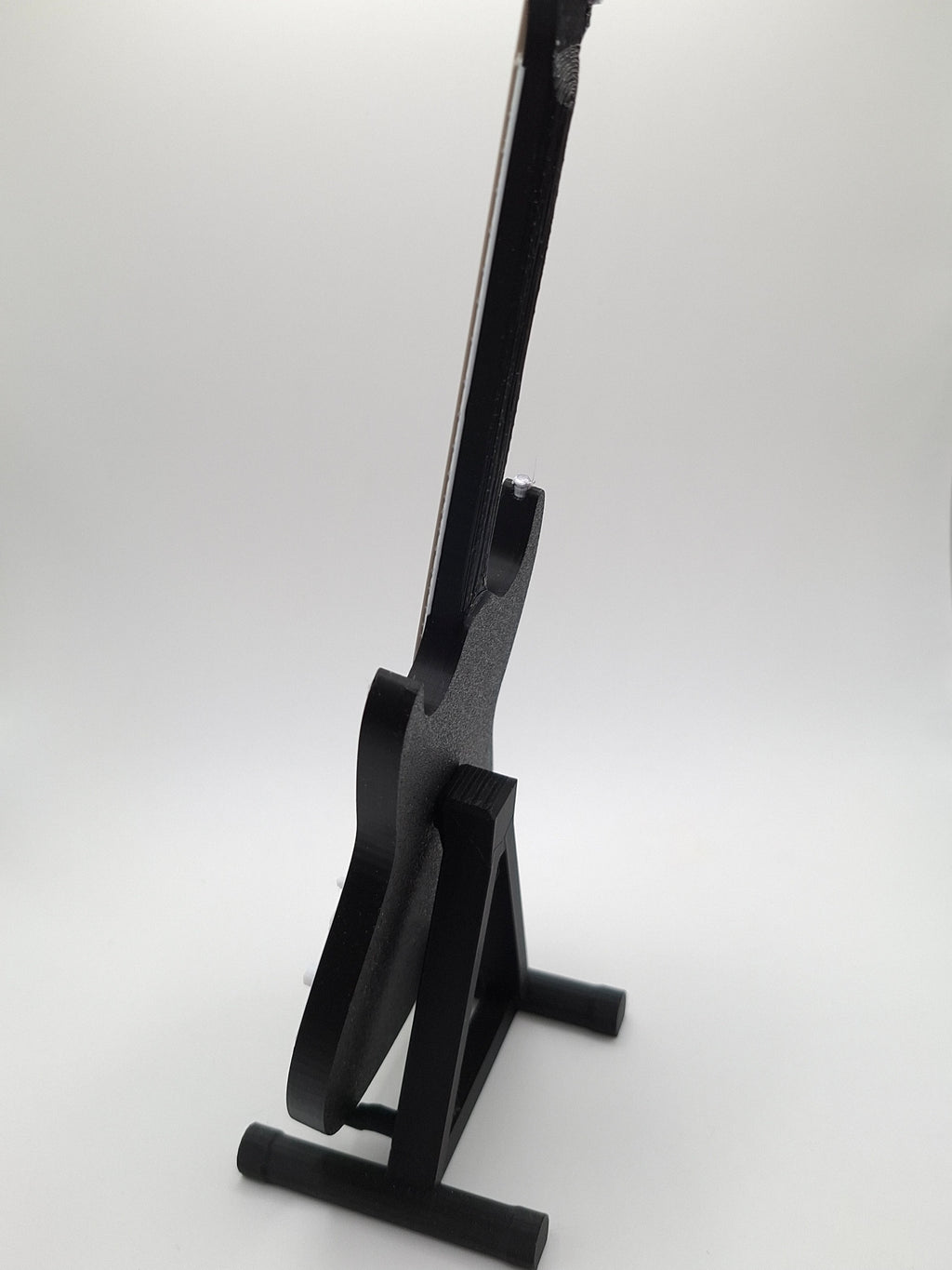 Miniatur E-Gitarre mit Gitarrenständer im Maßstab 1:6