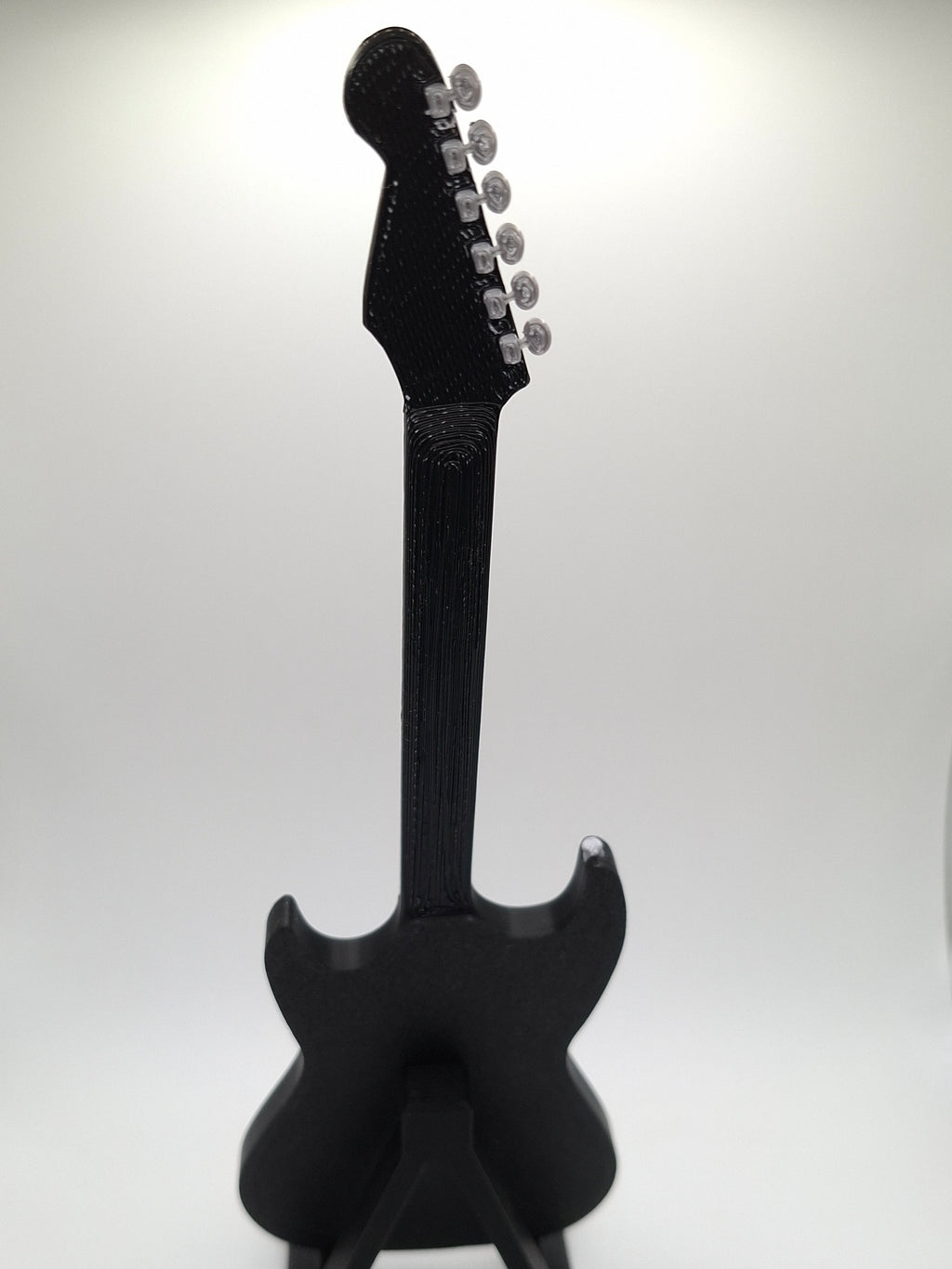 Miniatur E-Gitarre mit Gitarrenständer im Maßstab 1:6