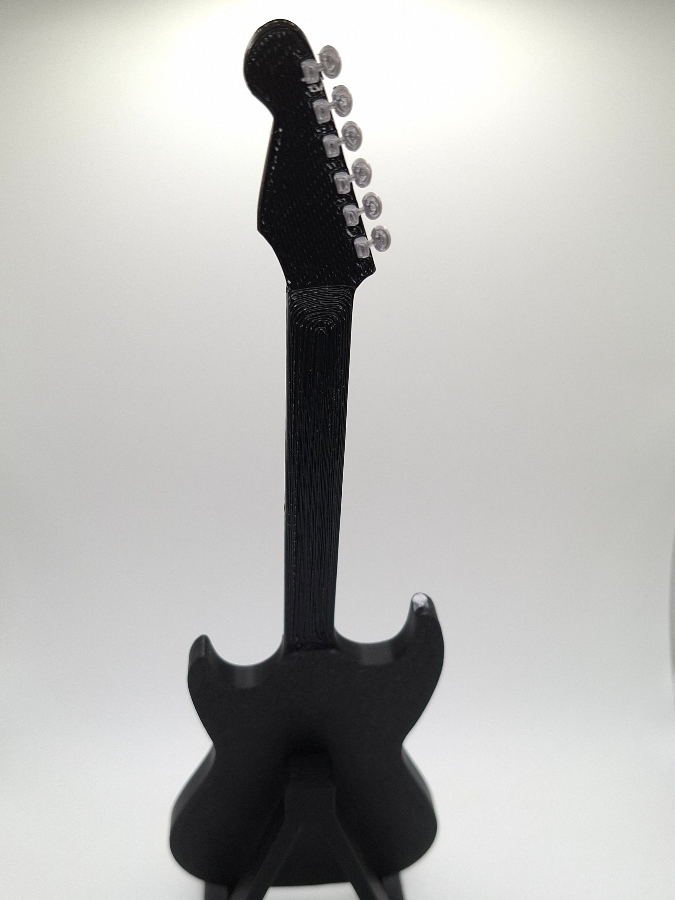 Miniatur E-Gitarre mit Gitarrenständer im Maßstab 1:6