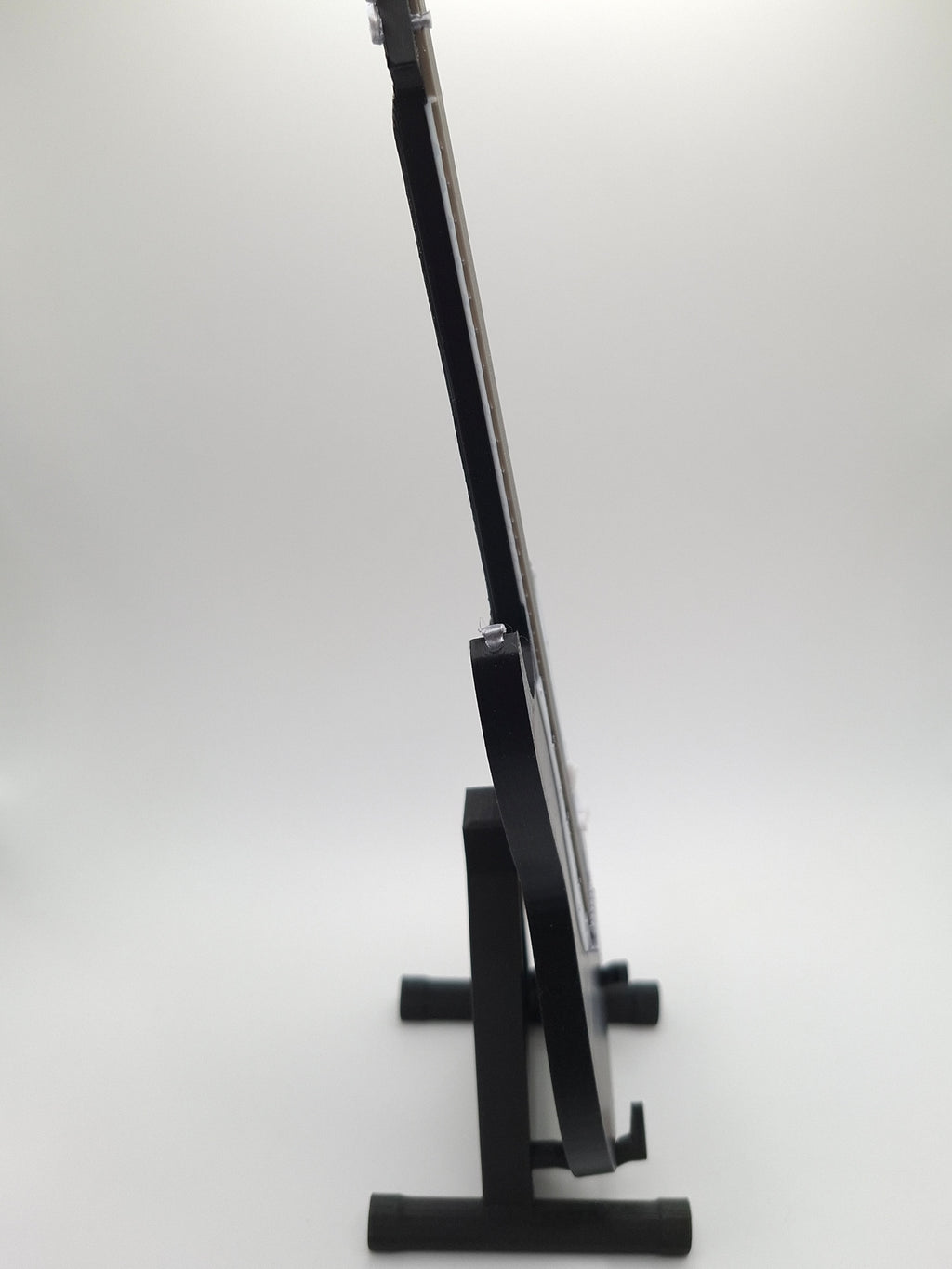 Miniatur E-Gitarre mit Gitarrenständer im Maßstab 1:6
