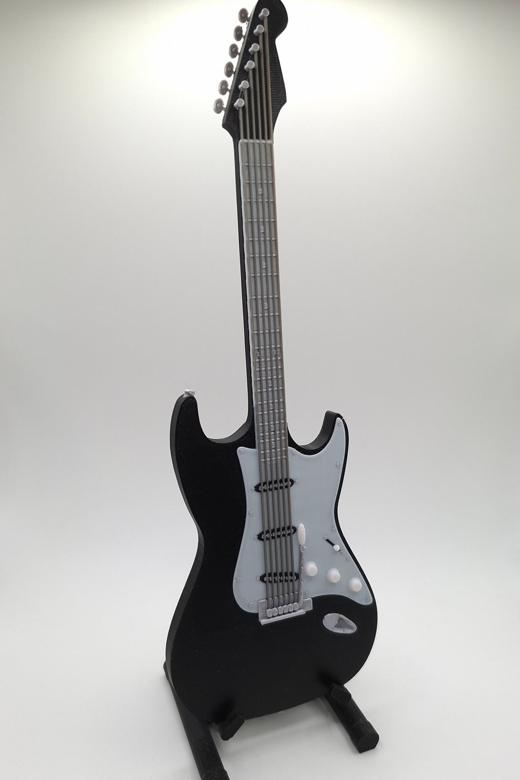 Miniatur E-Gitarre mit Gitarrenständer im Maßstab 1:6