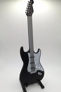 Miniatur E-Gitarre mit Gitarrenständer im Maßstab 1:6