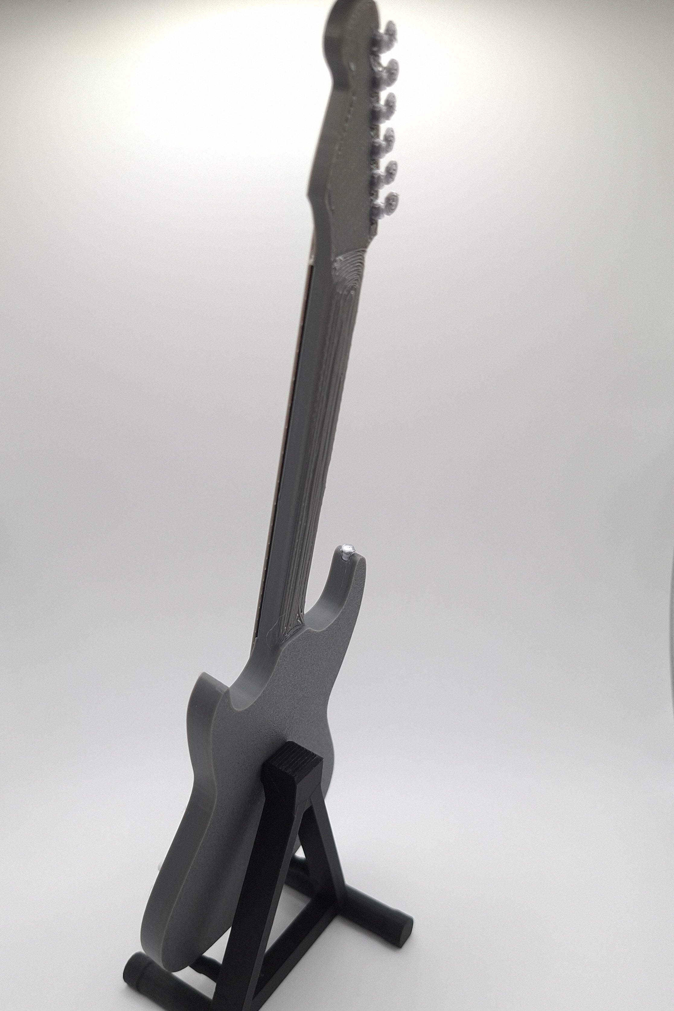 Miniatur E-Gitarre mit Gitarrenständer im Maßstab 1:6