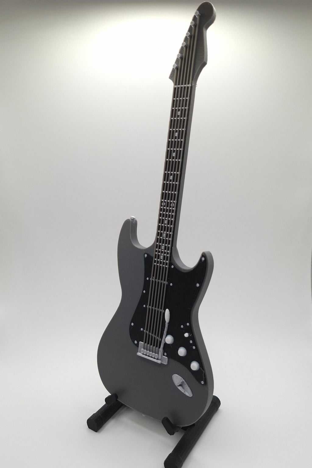 Miniatur E-Gitarre mit Gitarrenständer im Maßstab 1:6