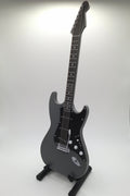 Miniatur E-Gitarre mit Gitarrenständer im Maßstab 1:6