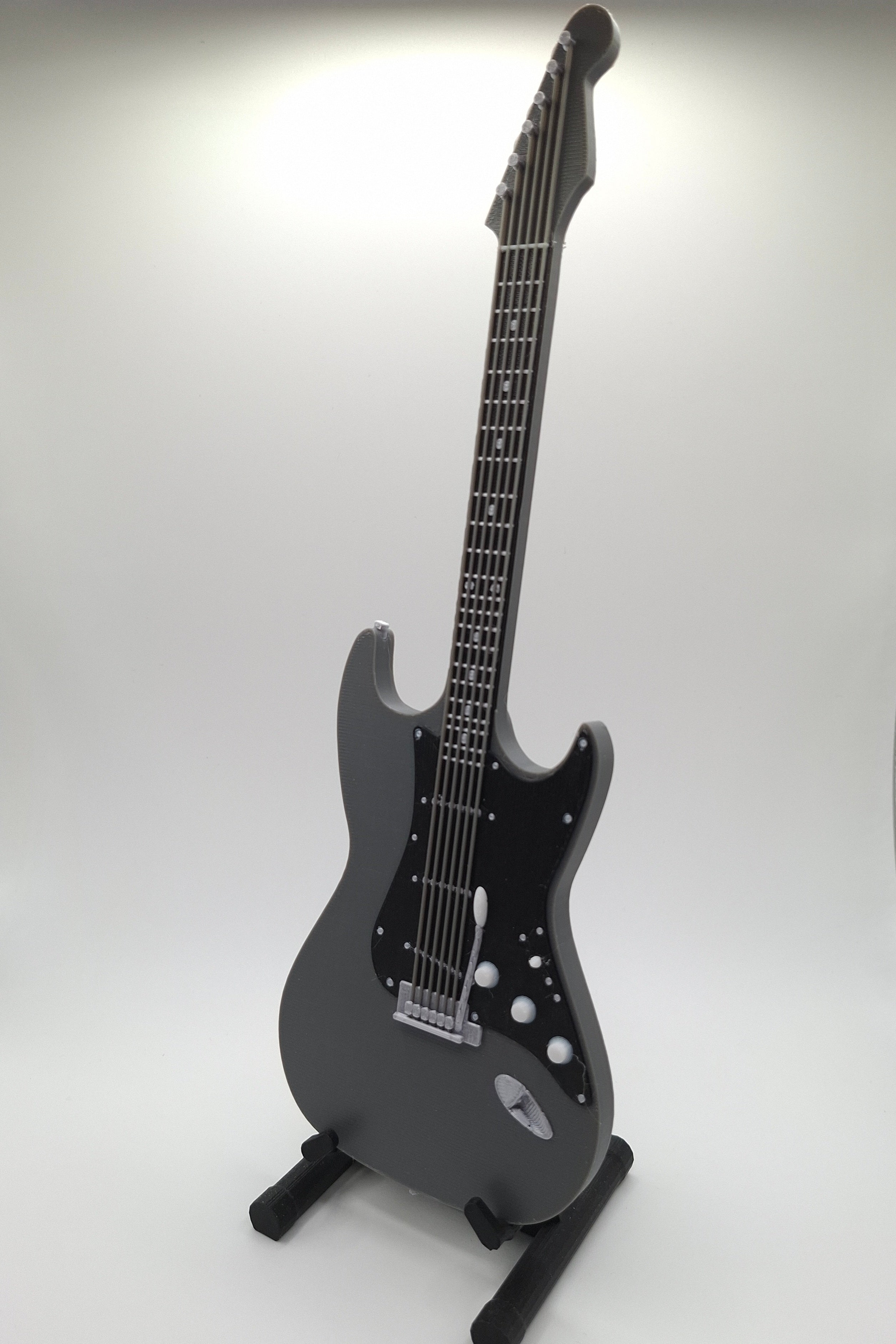 Miniatur E-Gitarre mit Gitarrenständer im Maßstab 1:6