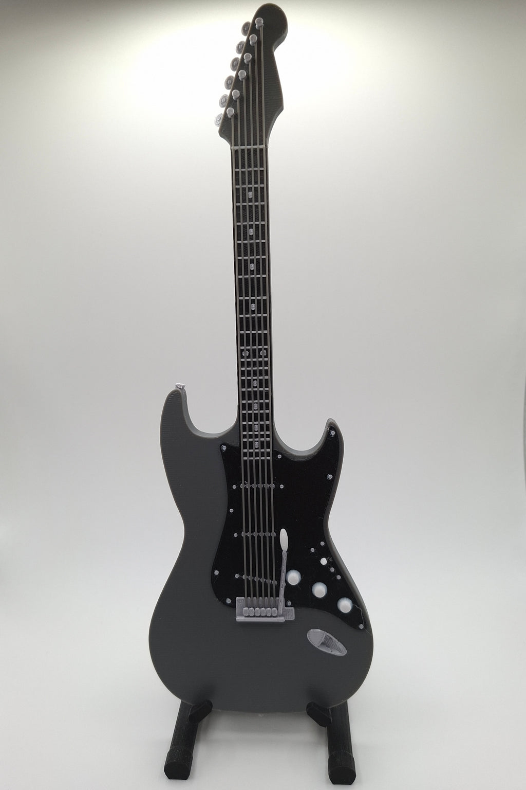 Miniatur E-Gitarre mit Gitarrenständer im Maßstab 1:6