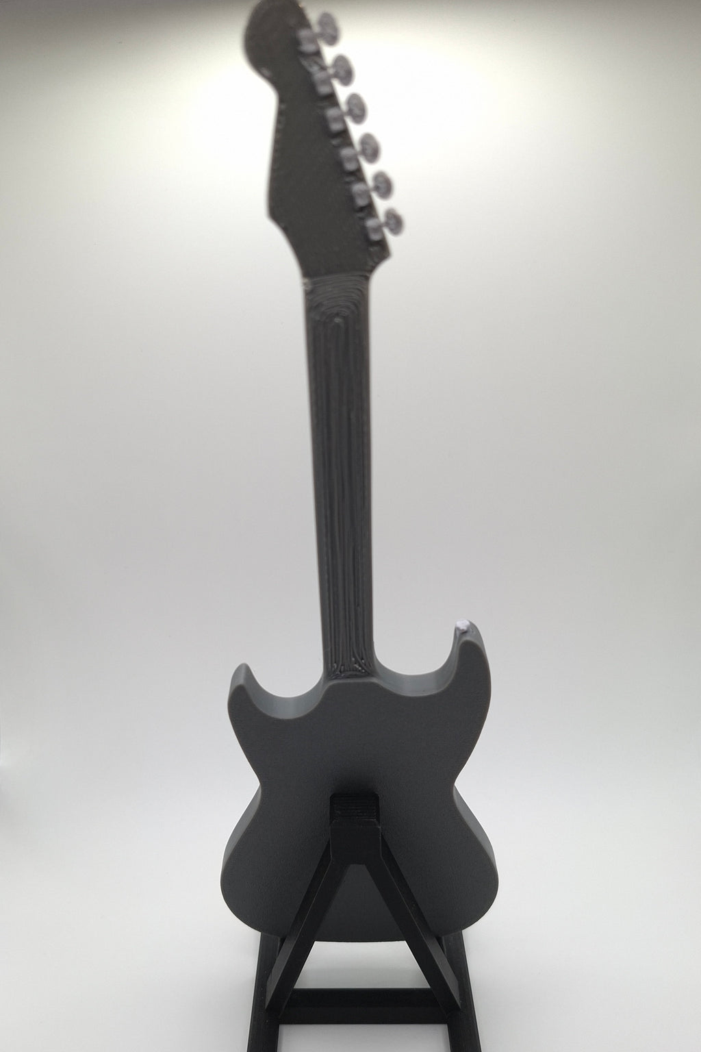 Miniatur E-Gitarre mit Gitarrenständer im Maßstab 1:6