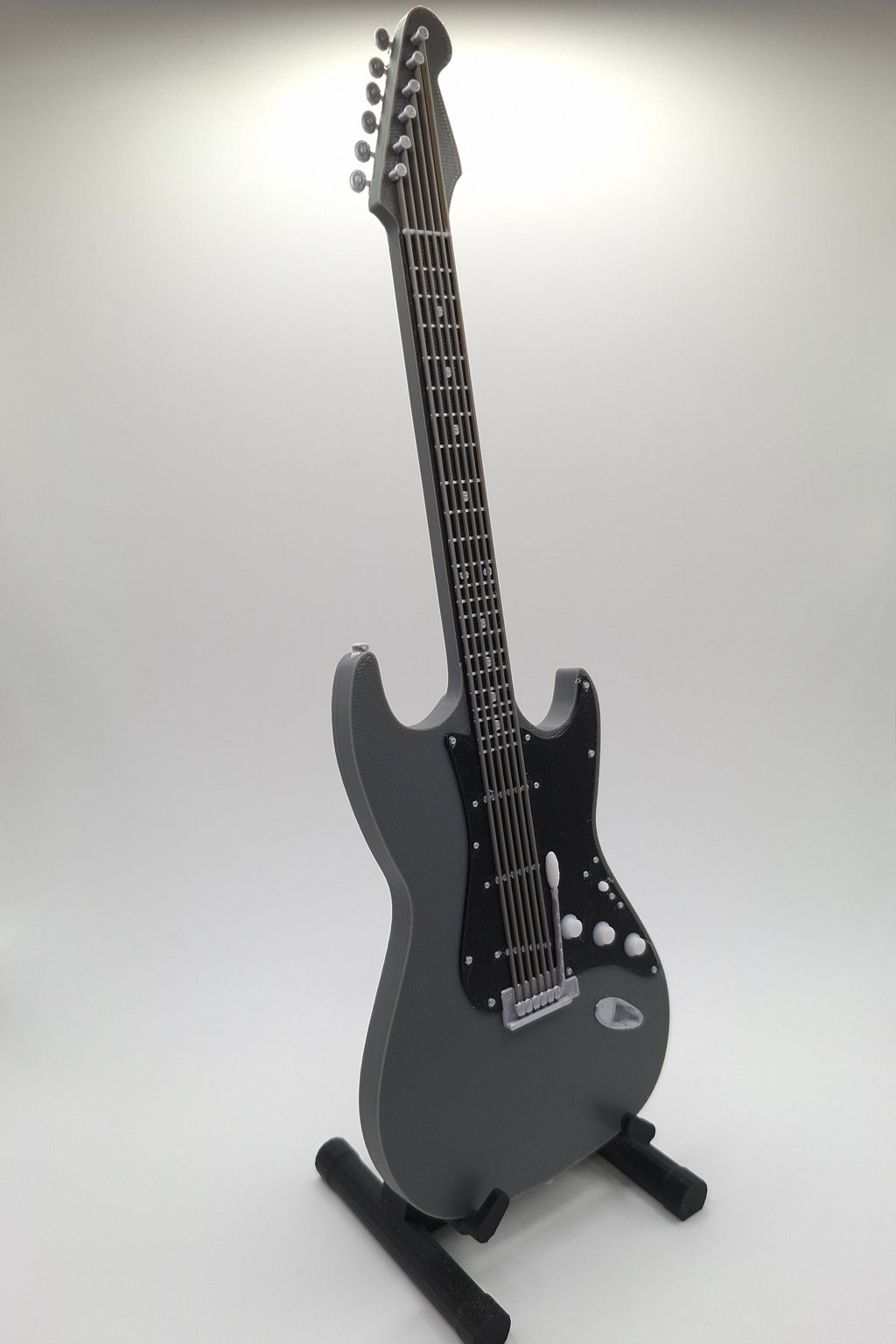 Miniatur E-Gitarre mit Gitarrenständer im Maßstab 1:6