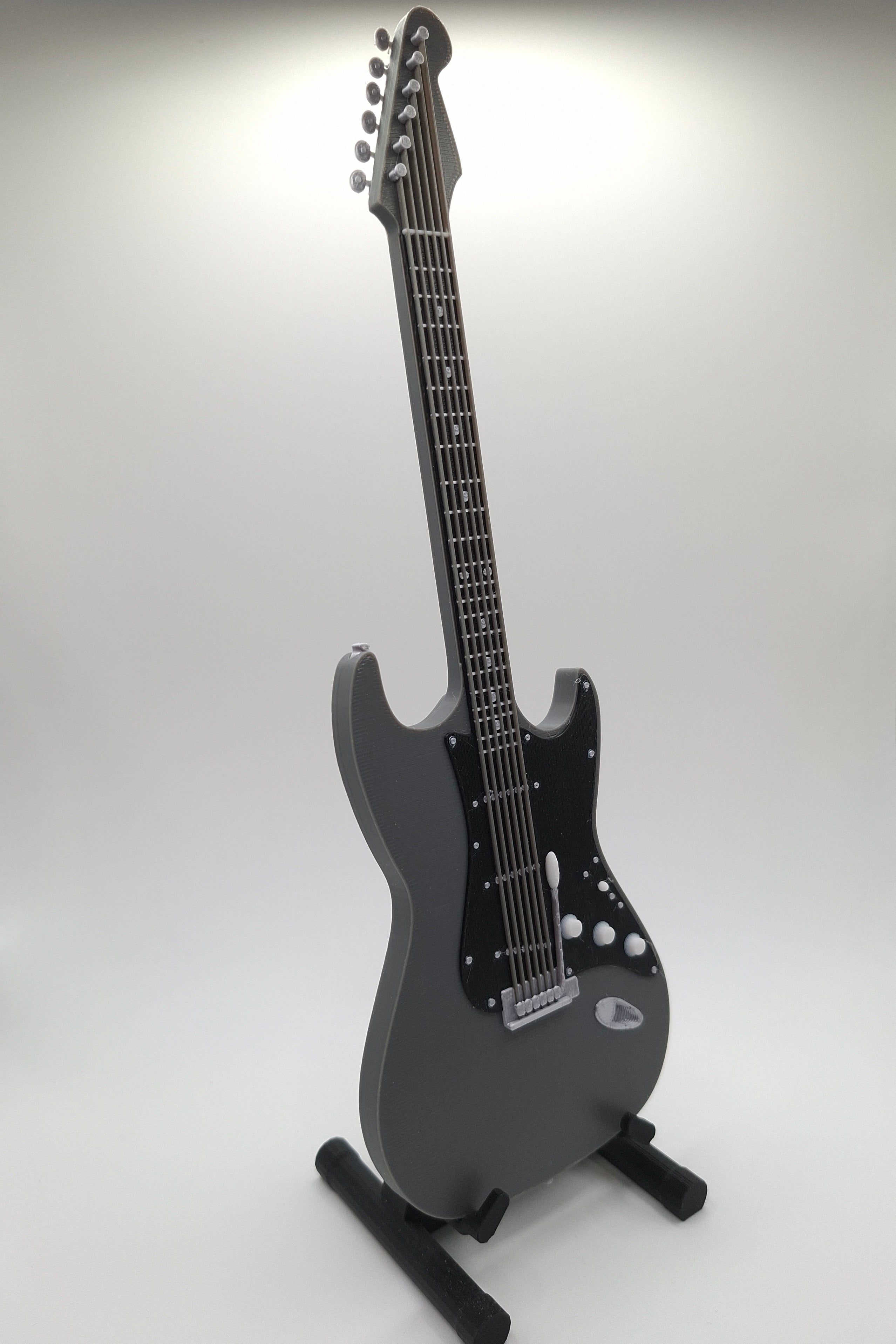 Miniatur E-Gitarre mit Gitarrenständer im Maßstab 1:6